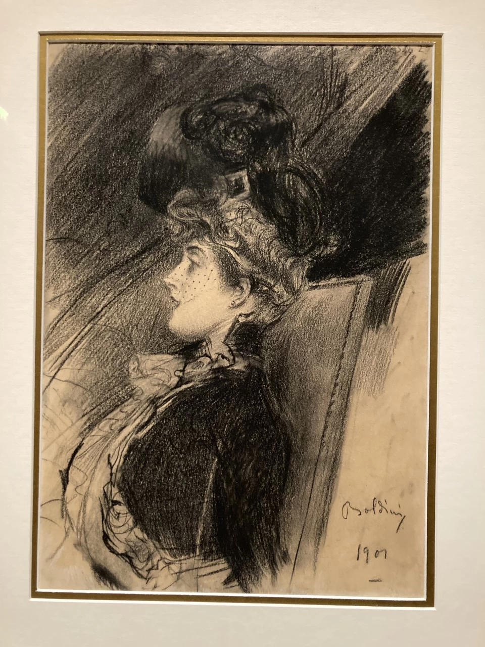 Donna seduta di profilo